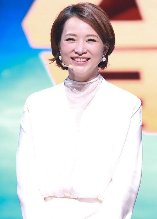 董卿脸部丰腴变圆润 一身白裙优雅清新