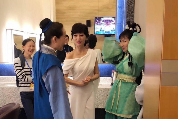 《新白娘子》20年后再聚首!叶童当场泪奔