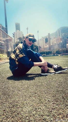 琦琦晒与任达华恩爱自拍 夫妻俩户外跑步心情靓
