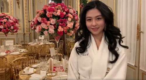 邱淑贞女儿沈月出席巴黎名媛舞会 留卷发气质温柔