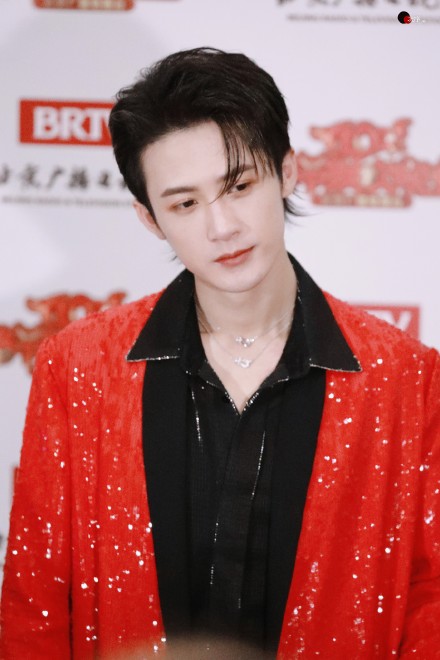 北京台春晚路透:“初代男团”遇“现代男团” 姜潮麦迪娜舞台秀恩爱