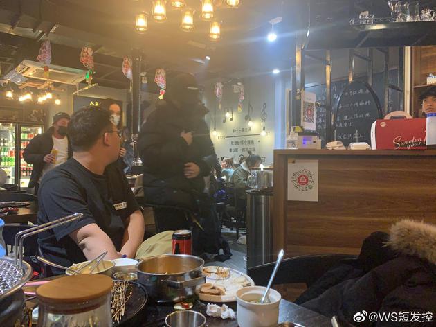 薛之谦低调现身好友赵英俊生前所开餐馆 墙壁上还有薛之谦的歌词