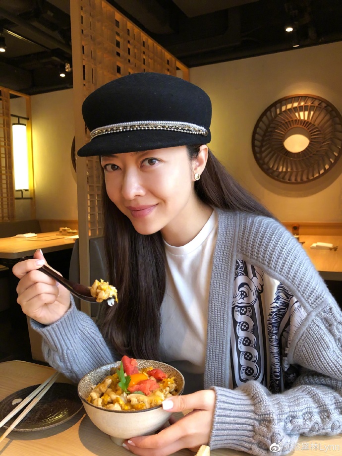 熊黛林晒与美食合影照片 网友:祝福女神新年快乐