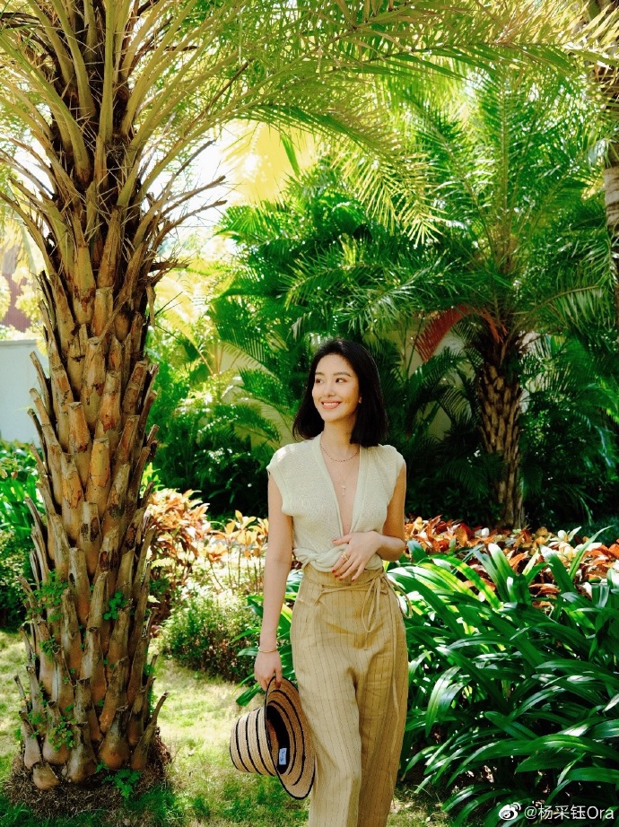 杨采钰晒春日写真 笑容灿烂御姐范十足