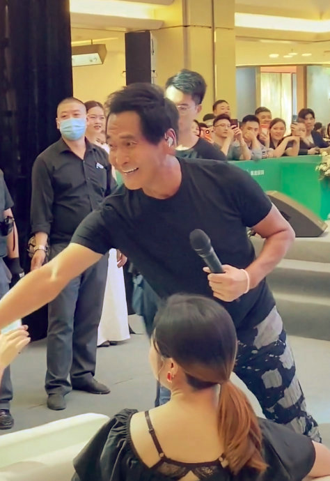 网友偶遇61岁齐秦商演 身材发福但状态不错