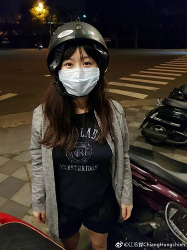 福原爱戴反安全帽被老公嘲笑 网友:回家跪奶瓶吧