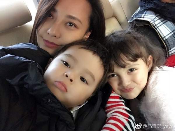 马雅舒晒混血儿女近照 姐弟俩天真烂漫乖巧可爱