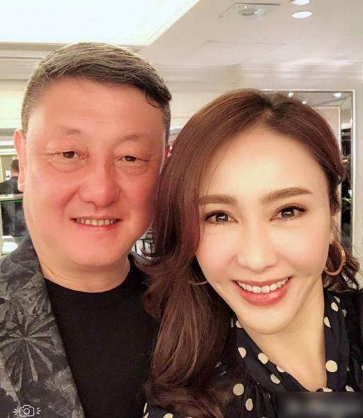 韩磊去黎姿老公家中做客 高歌一曲震撼全场