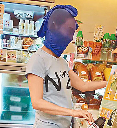 影后变劫匪?惠英红丝袜套头上街 只因兑现承诺