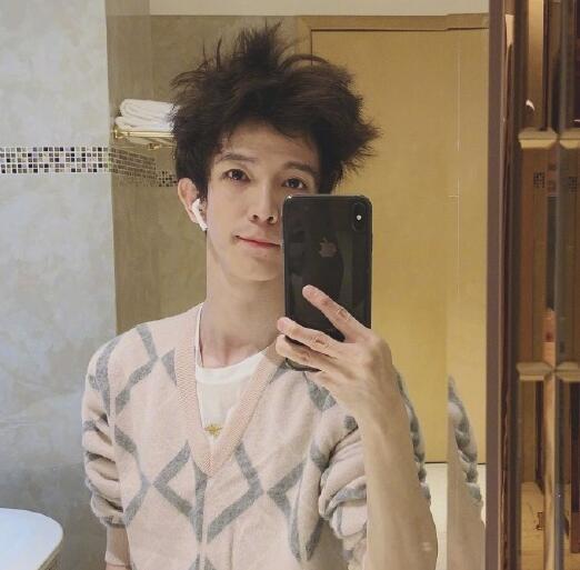 郭敬明晒起床炸毛照 娱乐圈中这些炸毛的男明星发量惊人