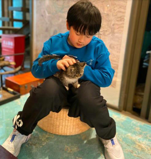 邹市明儿子轩轩长大了!近照眉眼秀气成帅哥