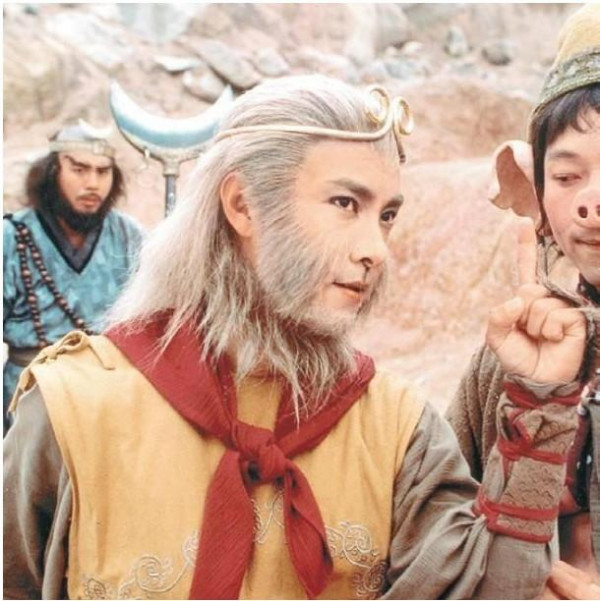 他靠模仿成名,刘德华曾给他做配角,如今下县城商演被错认刀郎