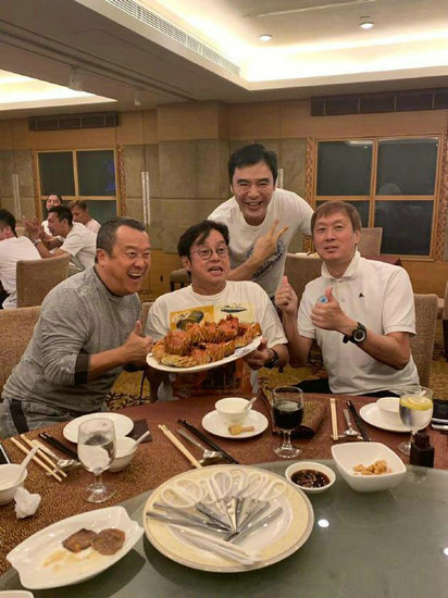 谭咏麟晒与友人合照 手捧大闸蟹表情搞怪