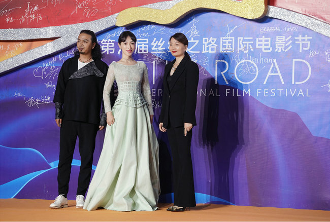 曲尼次仁亮相丝绸之路电影节闭幕式 一袭白裙尽显优雅