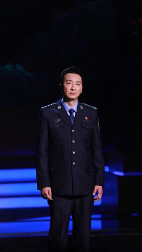 郝平随心连心艺术团赴公安机关慰问演出 携手共庆首个警察节