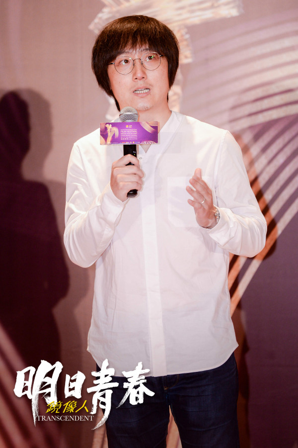 《镜像人·明日青春》传媒大奖展映主创亮相 郭姝彤现场分享恋爱心得