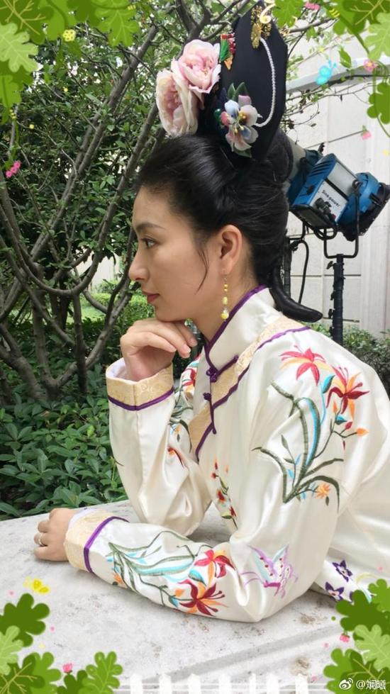 斓曦晒《甄嬛传》沈眉庄片场照:八年了你还好么