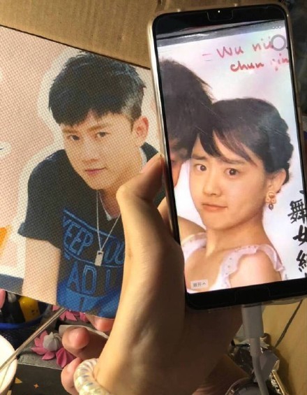 神情一致!网友晒出张杰撞脸文根英照片