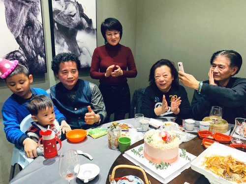 章龄之晒照为爸爸和婆婆庆生 笑容灿烂十分开心
