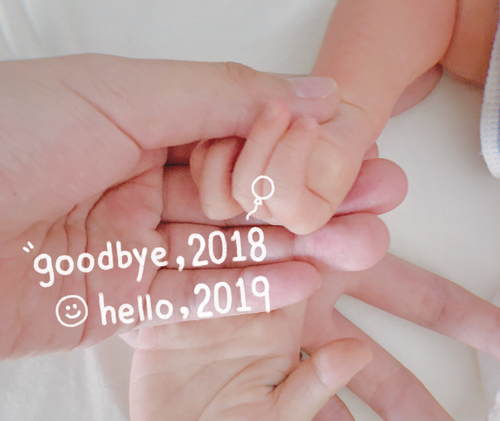 《大江大河》周放晒宝贝小手宣布当妈:收获的十二月