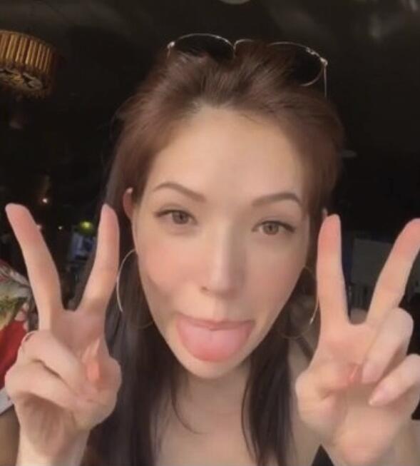 未受结婚传闻影响 许玮甯夏威夷度假