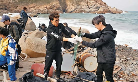 关智斌与洪卓立许靖韵清理海湾垃圾 呼吁大家保护环境