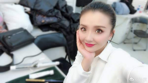 孙茜春晚化妆间晒自拍:妆一定要美美哒
