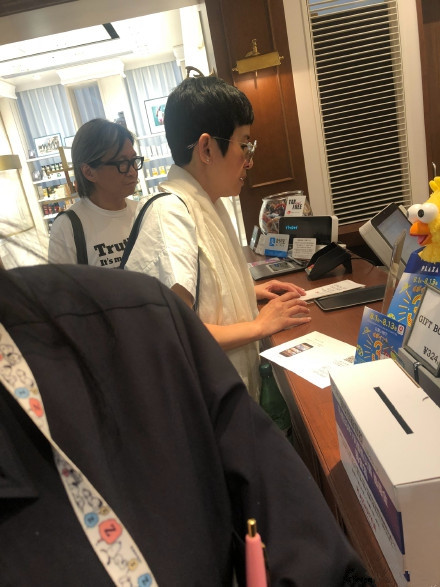网友日本偶遇陈可辛吴君如 两人黑白搭配简单低调