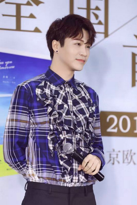 孟瑞《倾城时光》秀“眼”技 新书首签会遭粉丝“亲密吐槽”