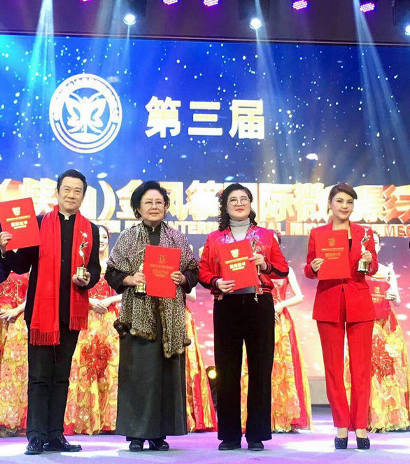 乌兰图雅荣获“中国金风筝国际微电影奖”最具影响力人物奖